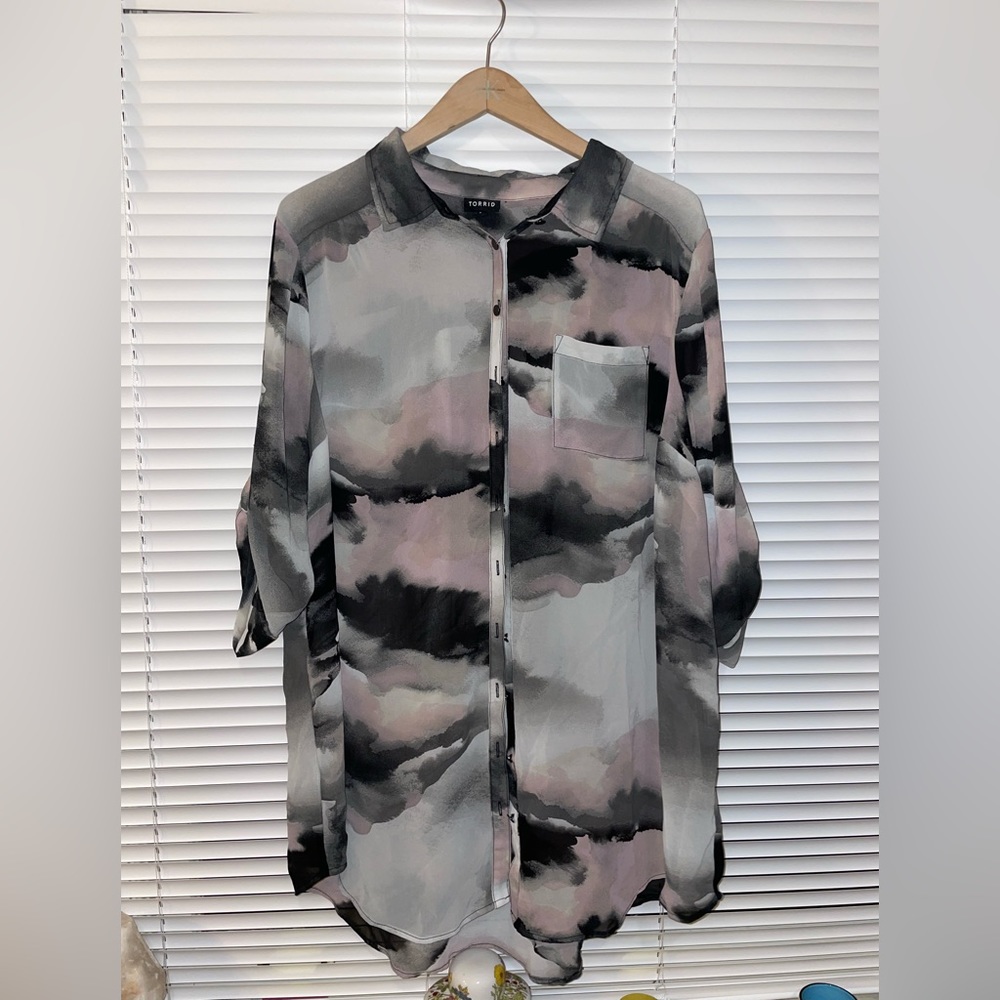 Torrid womens abstract blouse size 1 (plus)